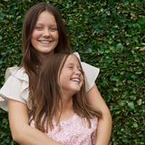 Prinzessin Isabella und ihre jüngere Schwester Prinzessin Josephin stehen gerne Modell. Vor allem Josephine kann sich hier vor Lachen kaum einkriegen.