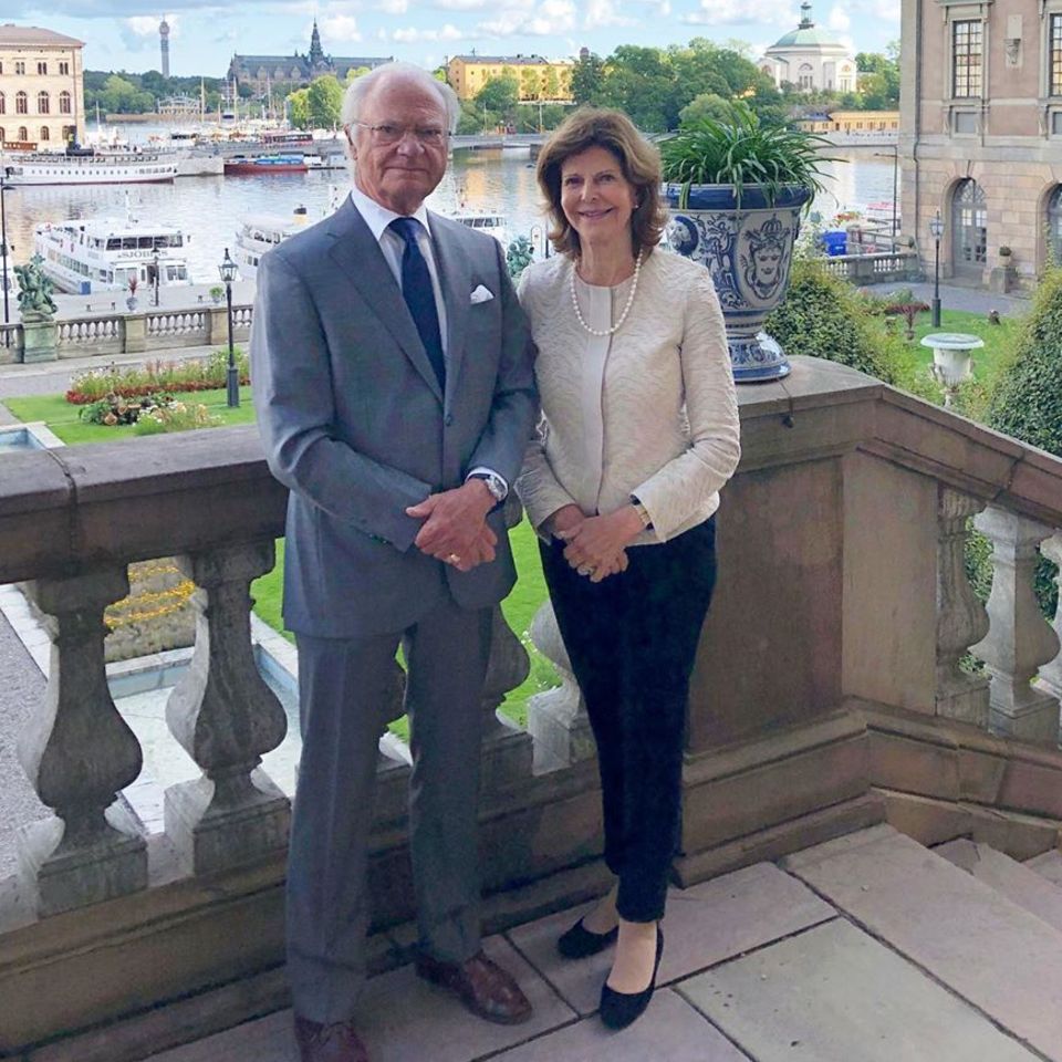 König Carl Gustaf und Königin Silvia grüßen vom Stockholmer Schloss. Die letzten Monate hatten sie wenigen des Coronavirus außerhalb der Stadt verbracht. 