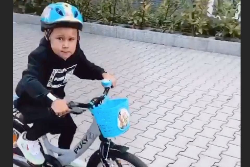 Miriam Neureuther: Alessio auf seinem neuen Rad Alessio auf seinem neuen Rad