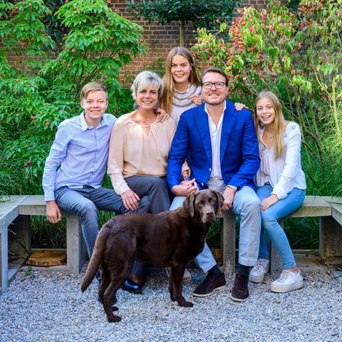 Claus-Casimir, Laurentien, Eloise, Constantijn und Leonore der Niederlande posieren 2019 für ein Familienfoto mit Hund.