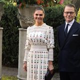 Beim Empfang des US-Botschafters Kenneth A. Howery zu einer Skulpturenausstellung der Künstlerin Alice Aycock zeigt sich Prinzessin Victoria mal wieder von ihrer schönsten Seite: Das mit Rauten bestickte "Maisy"-Kleid der Marke By Malina (ca. 270 Euro) betont dank Raffungen und gesmokter Partien die tolle Silhouette der Kronprinzessin.