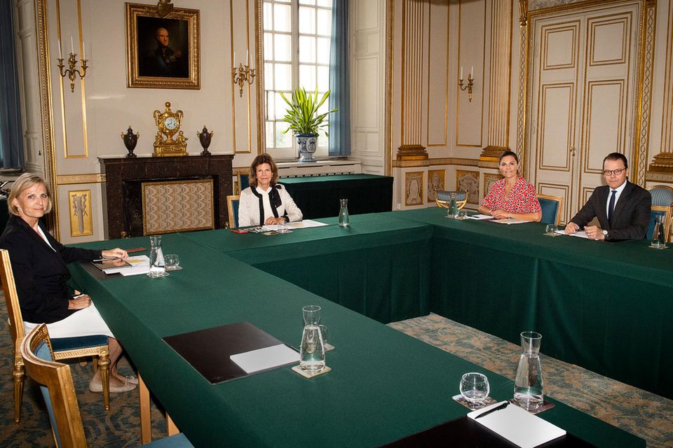 Royals: Königin Silvia (2.v.l.), Prinzessin Victoria (2.v.r.) und Prinz Daniel am 2. September im Stockholmer Schloss. Königin Silvia (2.v.l.), Prinzessin Victoria (2.v.r.) und Prinz Daniel am 2. September im Stockholmer Schloss.
