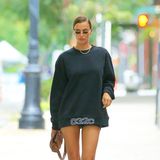 Ist Irina Shayk etwa ohne ...? Nein, sie ist mit Hose in New York unterwegs. Die ist, genau wie ihr Sweatshirt allerdings so kurz, dass sich das Model alle paar Meter alles zurechtzuppeln muss.