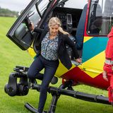3. September 2020  Jetzt bloß nicht stolpern, Gräfin! Sophie von Wessex besucht anlässlich des 21. Jubiläums die Luftambulanz Thames Valley Air Ambulance in Maidenhead, und beim Aussteig aus dem Rettungshubschrauber muss sie gut achtgeben.