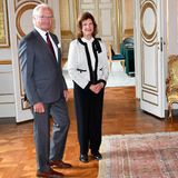 Königin Silvia trägt beim Treffen mit dem Direktor Lars Heikensten und dem Vorsitzenden der Stockholmer Nobelstiftung Carl-Henrik eine cremefarbene Steppjacke von Love Moschino mit eleganter Schleife an der Schulter, die nicht nur todschick aussieht, sondern eine ganz besondere Bedeutung für die Monarchin hat. 