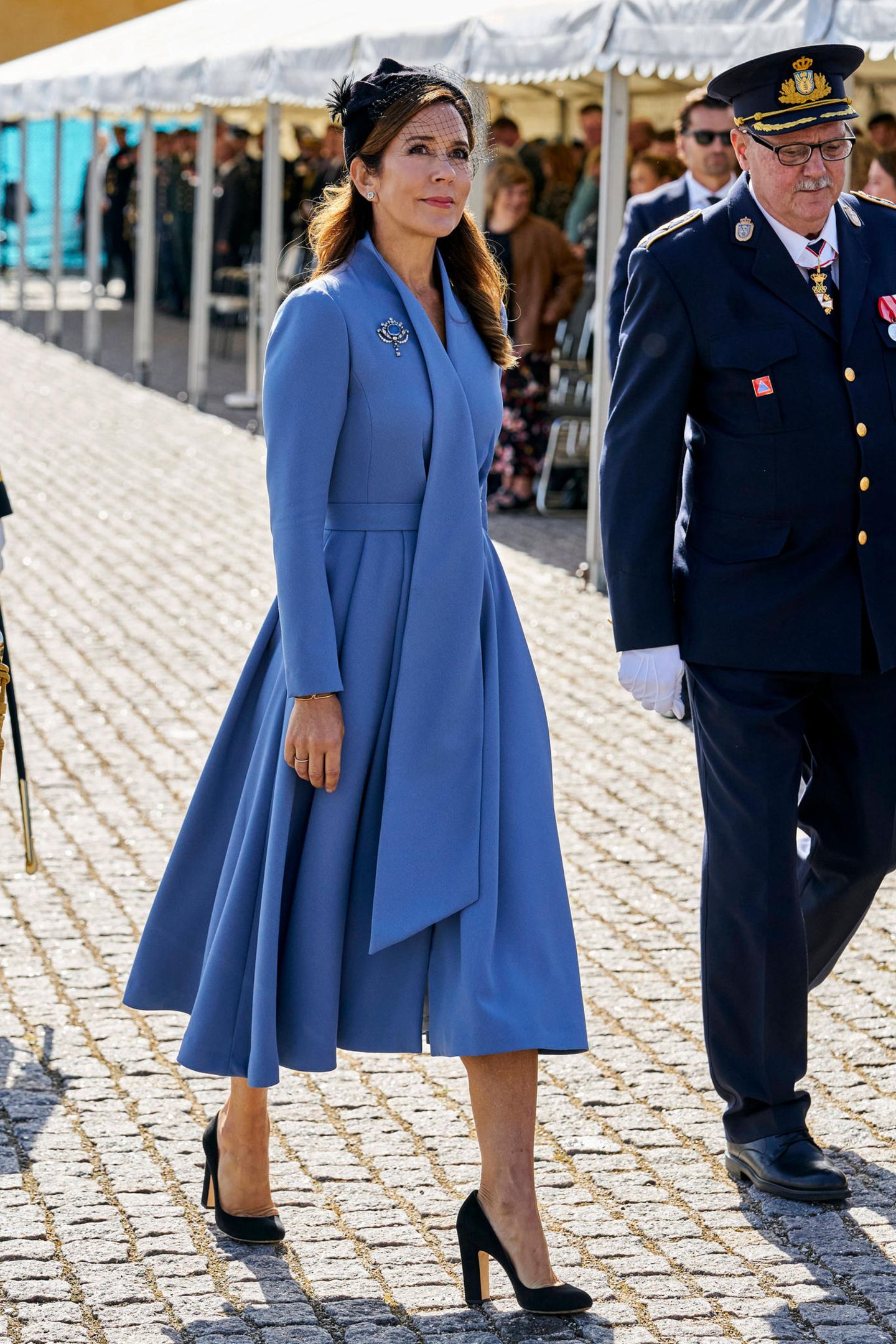 Formelles Event, formeller Style: Beim Dänischen Flaggentag zeigt sich Prinzessin Mary in einem eleganten fliederfarbenen Blazerkleid, dazu kombiniert sie schwarze Accessoires wie Pumps, Clutch, Hut und Handschuhe.