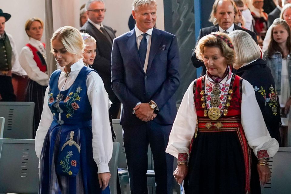 Juliane Snekkestad kommt gemeinsam mit Königin Sonja