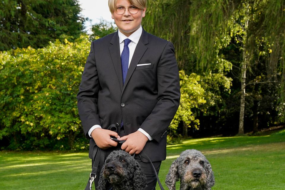 Tierisch anders: So ein Konfirmations-Shooting gab es in Norwegen noch nie: Prinz Sverre Magnus posiert für die offiziellen Fotos mit den Familienhunden Milly Kakao (r.) und Muffins Kråkebolle. 