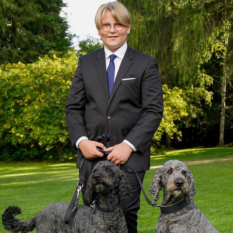 Tierisch anders: So ein Konfirmations-Shooting gab es in Norwegen noch nie: Prinz Sverre Magnus posiert für die offiziellen Fotos mit den Familienhunden Milly Kakao (r.) und Muffins Kråkebolle. 