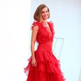 Drama, Baby: Arizona Muse entschied sich für ein Kleid von Alberta Ferretti mit roten Volants.