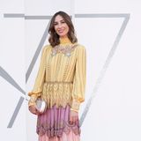 Was für ein Traum-Look! Gia Coppola trägt ein farbenfrohes, bodenlanges Kleid von Gucci.