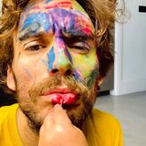 5. September 2020  Auch Sam Claflin kann ab und an etwas Farbe im Gesicht gebrauchen. Dafür sorgten seine zwei "Graffiti-Künstler" zuhause.