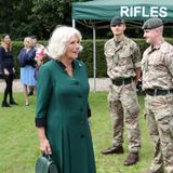 Es ist ein Auftritt mit familiären Bezug, denn Camilla erscheint bei den Soldaten erstmals in ihrer Rolle als Colonel-in-Chief of The Rifles. Den Posten hat sie im Juli im Rahmen eine kleinen Zeremonie von Prinz Philip übernommen. 