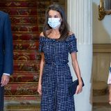 Zu den Feierlichkeiten am Freiwilligen-Tag in Spanien trägt Königin Letizia eins ihrer liebsten Kleider: Ein schulterfreies, marineblaues Tweedkleid in Wadenlänge. Sieht teuer aus - ist es aber nicht: Es stammt vom Label Zara. Dazu kombiniert Letizia Pumps und Tasche von Carolina Herrera.
