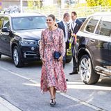 Am 27. August besuchen Prinzessin Victoria und Prinz Daniel "Solna AISAB", einen Anbieter von ambulanten Pflegediensten in der Region Stockholm. Bei diesem wichtigen Besuch setzt Victoria auf ein geblümtes Midi-Kleid aus der "Conscious Exclusive"-Kollektion von H&M, das sie schon einmal getragen hat ...