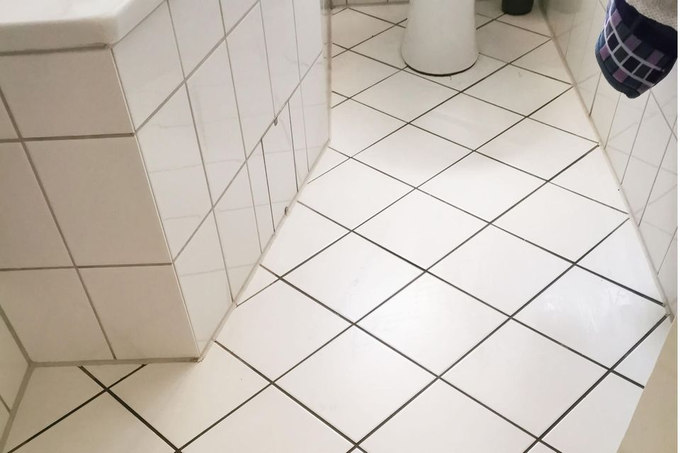 Badezimmer, sauberer Boden im Badezimmer