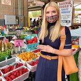 Dazu trägt sie einen hellbraunen Ledergürtel von Michael Kors, welcher perfekt zu ihrer auffälligen Ledertasche von Calvin Klein (Preis rund 1.490 Euro) passt. 