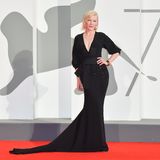Gegen Ende hin lässt es Cate Blanchett in einem bestickten Kleid von Armani Privé noch einmal so richtig krachen. Mit Wow-Dekoletté schreitet sie elegant über den Teppich. 