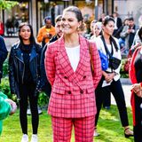 Da hat Prinzessin Victoria Modemut bewiesen: Bei einem Treffen mit Mitarbeitern ihrer Organisation Generation Pep trägt sie Blazer und ausgestellte Hose in pinkfarbenem Karomuster. Beide Teile stammen von Victorias Lieblingslabel By Malina, dazu trägt sie Ohrringe von Sophie by Sophie, eine Tasche von Little Liffner und Boots von Ralph Lauren.