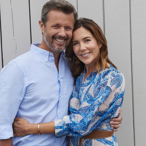 "Wir haben den Sommer in Dänemark sehr genossen": Mary und Frederik von Dänemark, Arm in Arm vor Schloss Fredensborg.