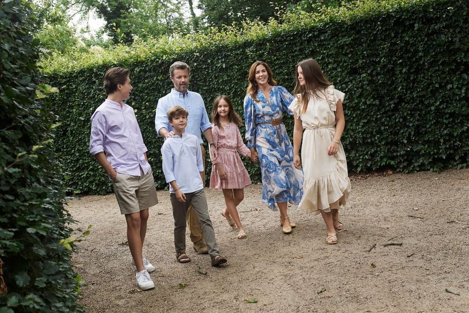 Prinzessin Mary + Frederik von Dänemark: Harmonie: Frederik und Mary (ganz bodenständig im luftigen Sommerkleid von H&M) mit ihren Kindern Christian, Vincent, Josephine und Isabella (v. l.) Harmonie: Frederik und Mary (ganz bodenständig im luftigen Sommerkleid von H&M) mit ihren Kindern Christian, Vincent, Josephine und Isabella (v. l.)