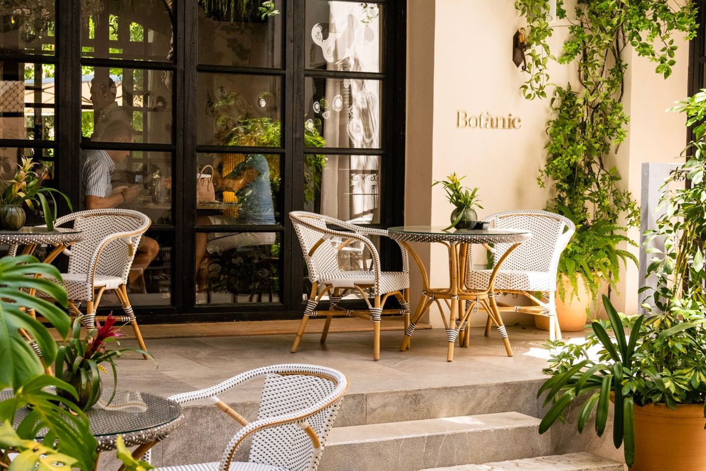 Hotel-Tipp: Das hauseigene Restaurant "Botanic" lädt in seinem malerischen Innenhof zum Verweilen ein. Das hauseigene Restaurant "Botanic" lädt in seinem malerischen Innenhof zum Verweilen ein.