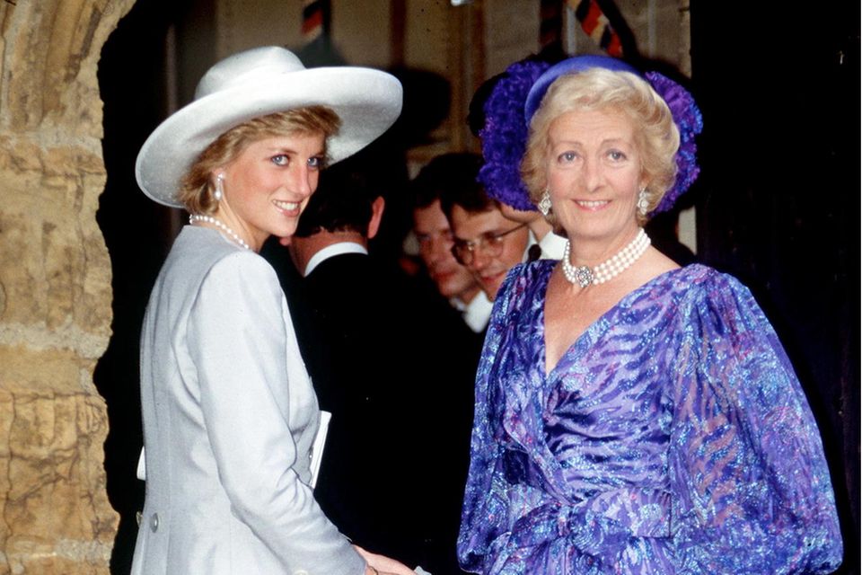 Prinzessin Diana: Prinzessin Diana und ihre Mutter am 1. September 1989 bei der Hochzeit von Charles Spencer. Prinzessin Diana und ihre Mutter am 1. September 1989 bei der Hochzeit von Charles Spencer.