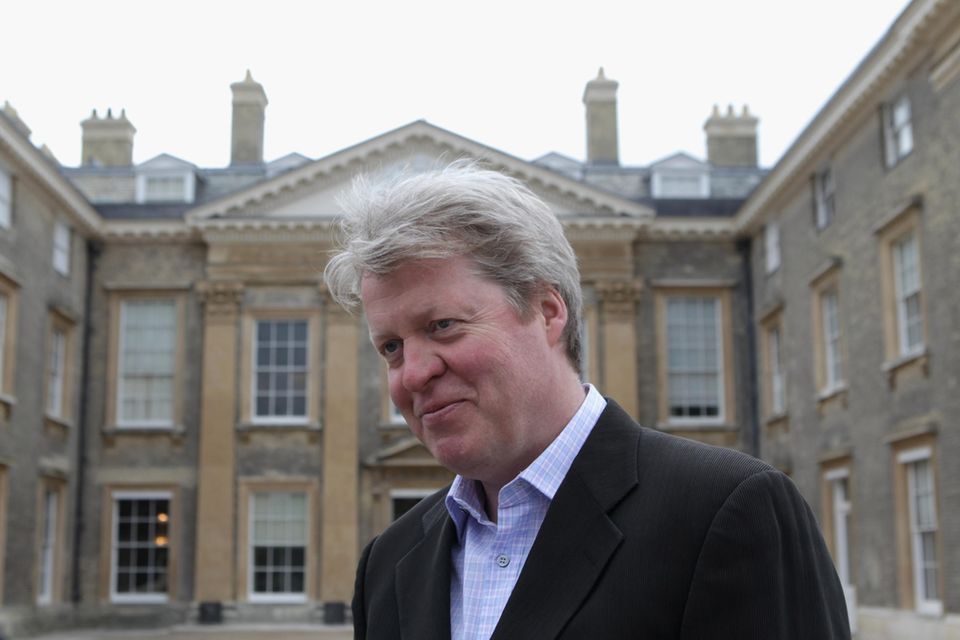 Prinzessin Diana: Charles Spencer, der 9. Earl of Spencer, vor dem Familienanwesen Althorp. Charles Spencer, der 9. Earl of Spencer, vor dem Familienanwesen Althorp.
