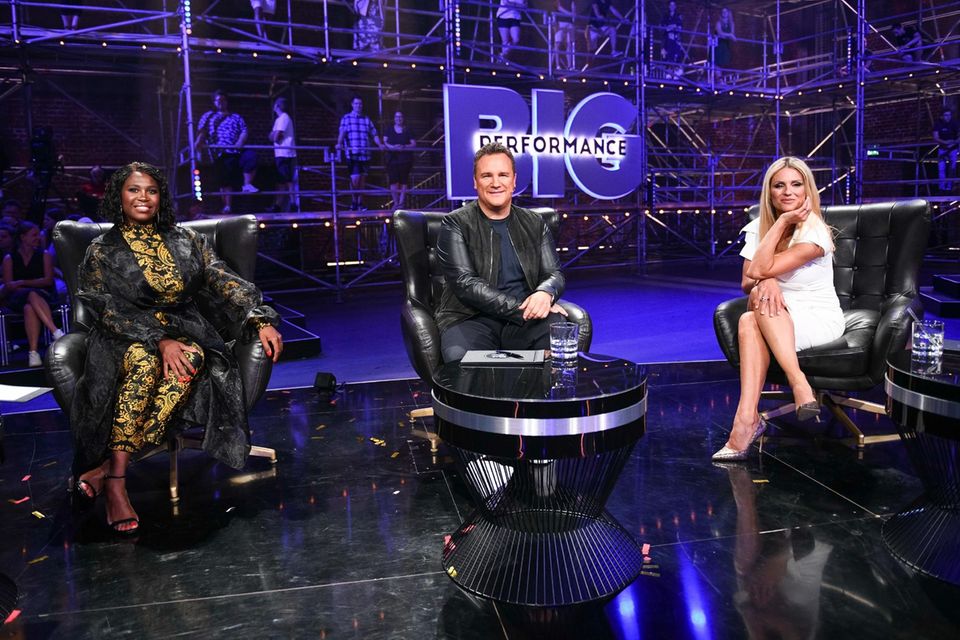 Motsi Mabuse (l.), Guido Maria Kretschmer und Michelle Hunziker sind Rate-Team und Jury in der RTL-Show "Big Performance".