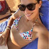 Ein seltener Anblick von Ana Ivanović: Die ehemalige Tennisspielerin gewährt auf Instagram tiefe Einblicke und präsentiert ihren rund 1,6 Millionen Fans ihren Wahnsinns-Körper! Doch auf dem neusten Selfie der zweifachen Mutter sticht nicht nur ihr durchtrainierter Bauch ins Auge, auch der bunte Bikini von Ivanović ist ein echter Hingucker. Ein Anblick, der auch Ehemann Bastian Schweinsteiger gefällt: Der Ex-Fußballer kommentiert den heißen Schnappschuss seiner Frau mit einem Foto, auf dem er für sie eine Wassermelone schneidet. Kein Wunder also, dass sich Ana Ivanović wie "Watermelon sugar hiiiiiiigh" fühlt.