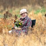 12. September 2020  Eine Königin im Kornfeld: Margrethe von Dänemark lässt es sich bei der Einweihung des Sonnenwagens von Trundholm in der neu gestalteten Landschaftsfläche des Geoparks Odsherred sichtlich gut gehen.