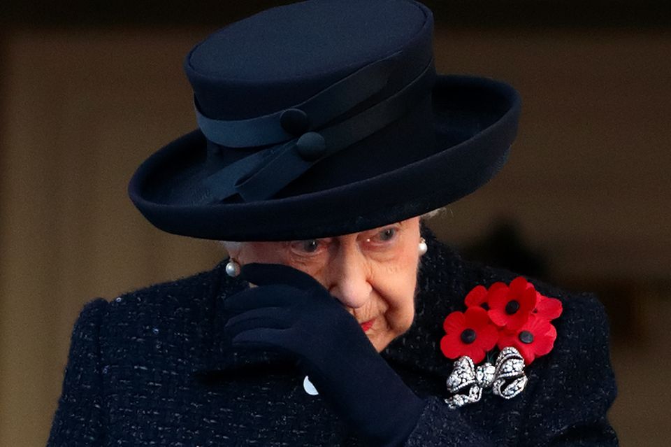 Queen Elizabeth: Der "Remembrance Day" ist für Queen Elizabeth ein emotionaler Gedenktag, bei dem sie den Gefallenen der beiden Weltkriege und dabei insbesondere betroffenen Familienmitgliedern gedenkt. Im November 2019 kämpft sie mit ihren Tränen. Der "Remembrance Day" ist für Queen Elizabeth ein emotionaler Gedenktag, bei dem sie den Gefallenen der beiden Weltkriege und dabei insbesondere betroffenen Familienmitgliedern gedenkt. Im November 2019 kämpft sie mit ihren Tränen.