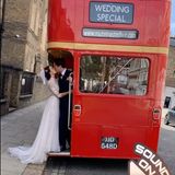 Charmant - bei einer britischen Hochzeit darf der rote Doppeldecker-Bus natürlich nicht fehlen. 