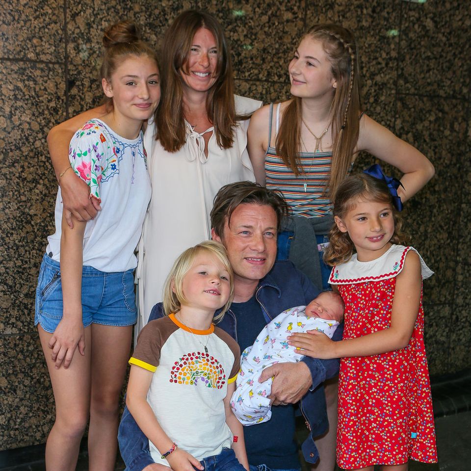 Jamie Oliver, seine Frau Jools und ihre Kinder Poppy, Daisy Boo, Petal Blossom und Buddy Bear präsentieren im August 2016 den damals neugeborenen River. 