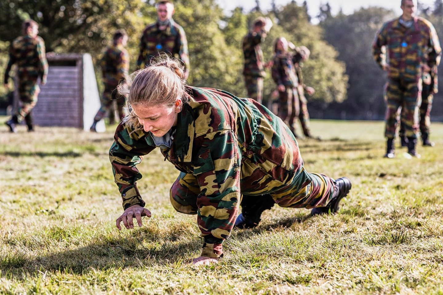 Beim permanenten Drill zeigt Prinzessin Elisabeth vollen körperlichen Einsatz auf dem Truppenübungsplatz. Das harte Training gehört zum täglichen Programm im Militärcamp.