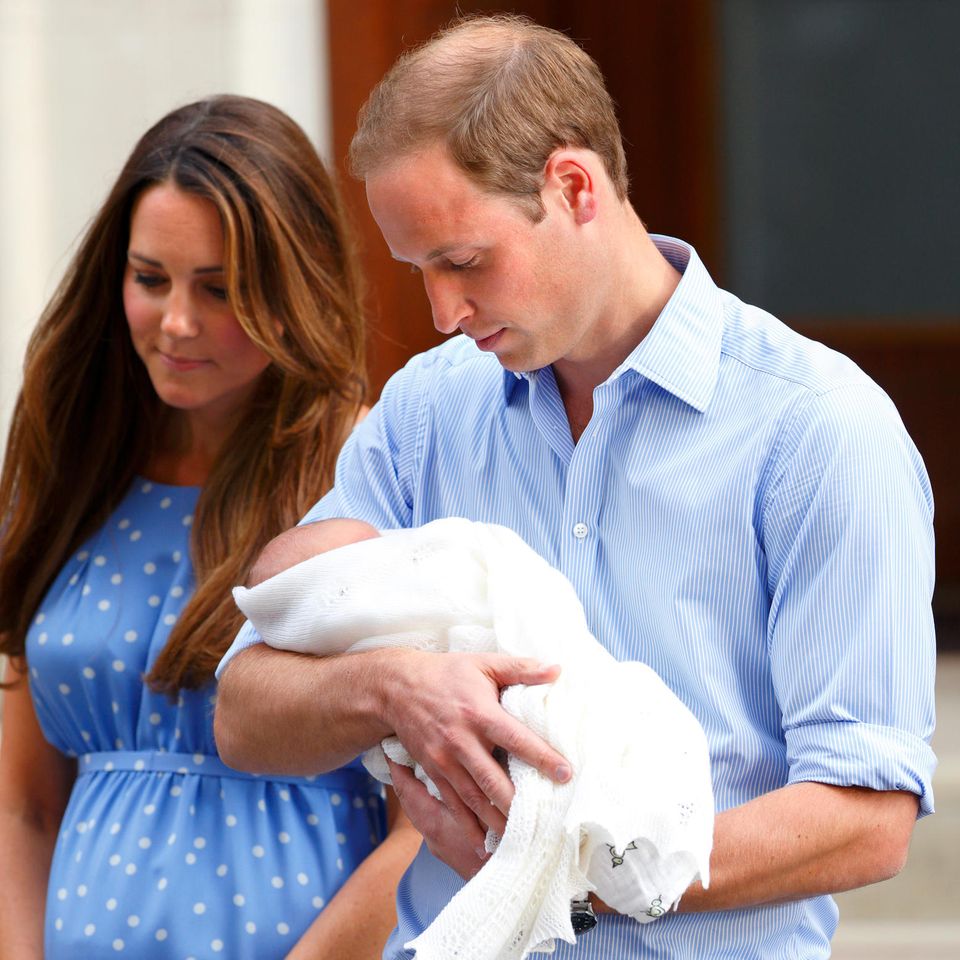 Herzogin Catherine und Prinz William verlassen gemeinsam mit dem neugeborenen Prinz George am 23. Juli 2013 das St. Mary's Krankenhaus in London.