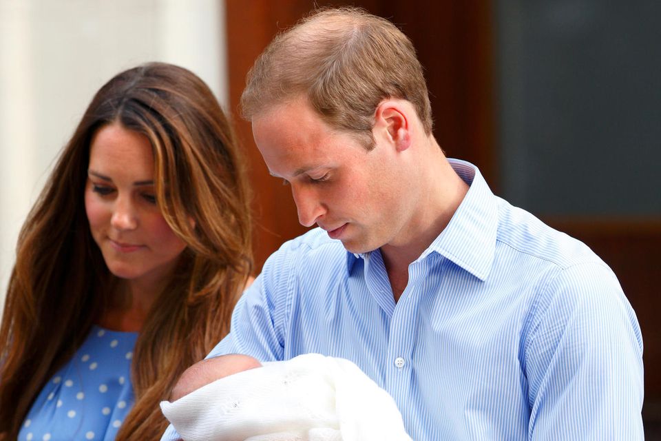 Herzogin Catherine und Prinz William verlassen gemeinsam mit dem neugeborenen Prinz George am 23. Juli 2013 das St. Mary's Krankenhaus in London.