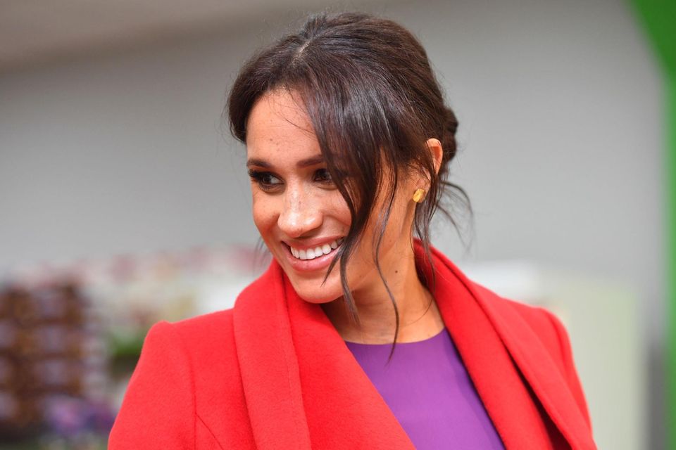 Herzogin Meghan: So haben wir Herzogin Meghan früher oft gesehen: Mit einem Messy-Bun und lockeren Strähnen hat sie viele ihrer Auftritte als Senior Royal gemeistert. Doch damit soll nun Schluss sein. So haben wir Herzogin Meghan früher oft gesehen: Mit einem Messy-Bun und lockeren Strähnen hat sie viele ihrer Auftritte als Senior Royal gemeistert. Doch damit soll nun Schluss sein.