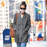 Schlecht gelaunt, Katie? Die Schauspielerin schlendert in einem tristen Grandpa-Look durch New York City, ihre Augen verdeckt sie mit einer großen Sonnenbrille. Ein ungewöhnlicher Anblick, schließlich sehen wir Katie Holmes normalerweise immer super stylisch durch die Metropole flanieren. Oder gehört das graue Karo-Jackett vielleicht ihrer angeblich neuen Liebe Emilio Vitolo? Die beiden wurden erst kürzlich verliebt und wild knutschend gesichtet ...