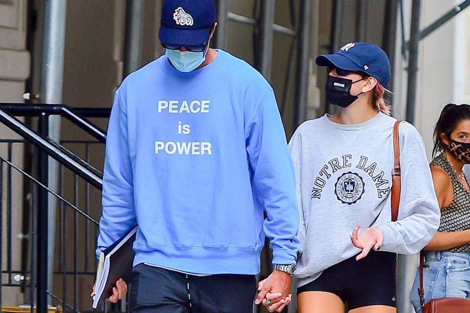 Kaia Gerber: Seit wenigen Wochen hält Kaia Gerber inoffiziell mit Schauspieler Jacob Elordi Händchen. Seit wenigen Wochen hält Kaia Gerber inoffiziell mit Schauspieler Jacob Elordi Händchen.