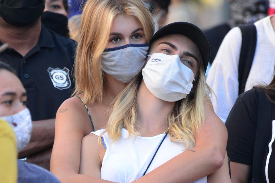 Kaia Gerber: Mit Cara Delevingne hat Kaia Gerber auf einer Demo gekuschelt. Mit Cara Delevingne hat Kaia Gerber auf einer Demo gekuschelt.