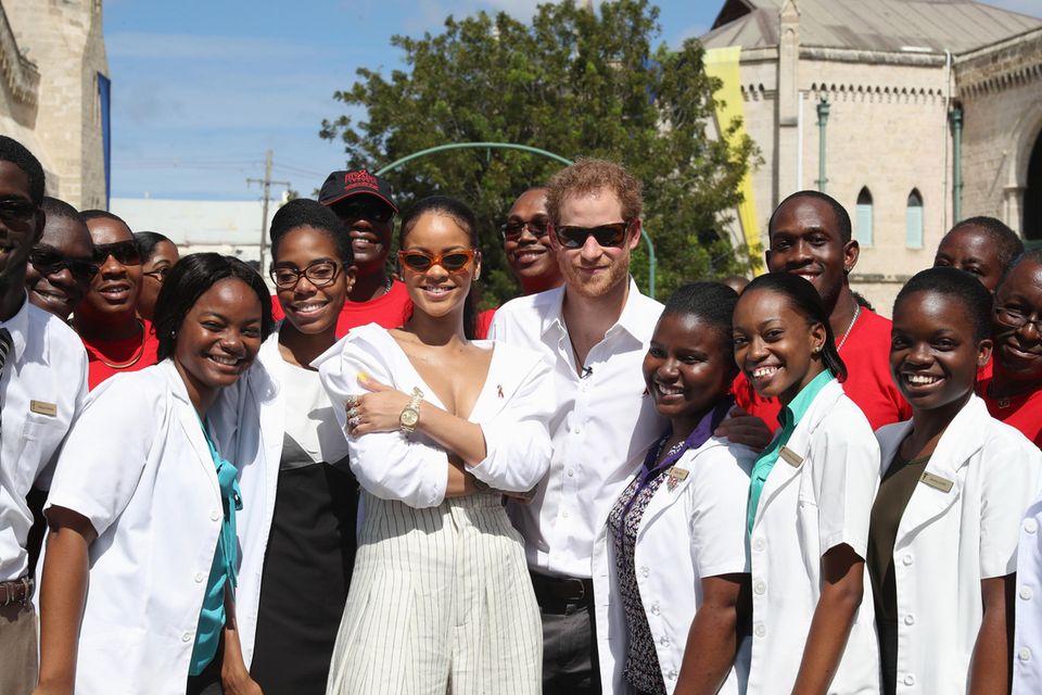Queen Elizabeth : Rihanna und Prinz Harry mit Freiwilligen bei der 'Man Aware'-Veranstaltung der Nationalen HIV/AIDS-Kommission von Barbados am 1. Dezember 2016 in Bridgetown. Rihanna und Prinz Harry mit Freiwilligen bei der 'Man Aware'-Veranstaltung der Nationalen HIV/AIDS-Kommission von Barbados am 1. Dezember 2016 in Bridgetown.