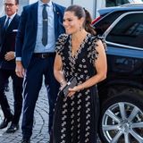 Für die Saisoneröffnung des Stockholmer Konzerthauses "Konserthuset" setzt Prinzessin Victoria auf einen gekonnten Mix aus erschwinglicher und Luxus-Mode. Die Schwedin trägt ein schwarzes Couture-Kleid mit Blümchenmuster aus der exklusiven Giambattista-Valli-Kollektion für H&M, die im November letzten Jahres erschien. Dazu kombiniert sie eine glitzernde Clutch aus dem Hause Swarovski, schwarze Pumps und dezenten Schmuck, ihre Haare trägt Victoria in einem lässigen Pferdeschwanz. Ein stilvoller, gut durchdachter Look!