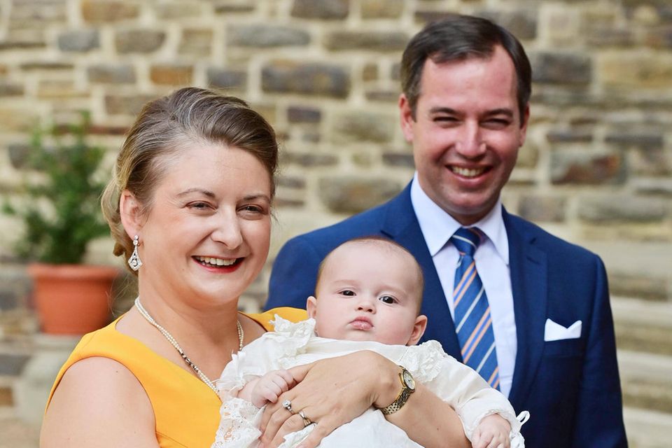 Erbgroßherzogin Stéphanie von Luxemburg und Erbgroßherzog Guillaume von Luxemburg mit ihrem Sohn Prinz Charles bei der Taufe