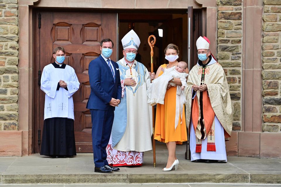 Stéphanie + Guillaume von Luxemburg: Erbgroßherzogin Stéphanie von Luxemburg und Erbgroßherzog Guillaume von Luxemburg bei der Taufe von Prinz Charles in der Abbaye Saint-Maurice-et-Saint-Maur Erbgroßherzogin Stéphanie von Luxemburg und Erbgroßherzog Guillaume von Luxemburg bei der Taufe von Prinz Charles in der Abbaye Saint-Maurice-et-Saint-Maur