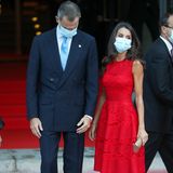 Beim eleganten Opernbesuch haben sich König Felipe und Königin Letizia besonders in Schale geworfen. Ihr Besuch markiert den Beginn der Theater-Saison und genießt eine große Aufmerksamkeit. Aus gegebenem Anlass setzt die schöne Königin auf die Farbe der Liebe. Das taillierte Spitzenkleid der Luxus-Designerin Carolina Herrera ist ein wahres Lieblingsstück von Letizia. Sie trug das Kleid bereits 2018 zu den Feierlichkeiten des "Prinzessin von Asturien Preis" sowie ein Jahr zuvor zum 40. Jahrestag der Wahl des 15. Juni 1977 im Parlament Madrid. Als Style-Perfektionistin kombiniert sie dazu farblich passende Sling-Pumps und eine Clutch, die ebenfalls von Carolina Herrera ist. 
  