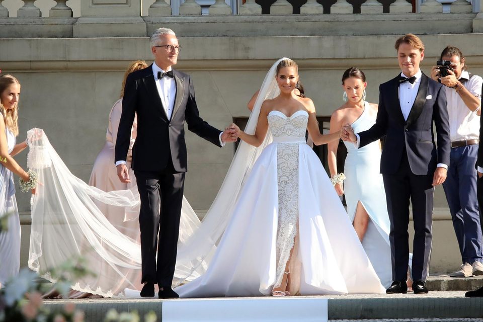 Sylvie Meis in einem wunderschönen Hochzeitskleid von Galia Lahav, rechts hält sie ihr Bruder Daniel an der Hand.
