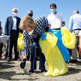19. September 2020  Ex-Königin Sofia von Spanien setzt sich regelmäßig für den Umweltschutz ein. Auch anlässlich des "Weltaufräumtages" geht sie mit gutem Beispiel voran und sammelt Strandmüll in Malaga.