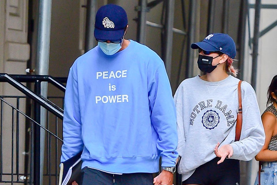 Kaia Gerber im Liebesurlaub: Model Kaia Gerber und Jacob Elordi wurden am 11. September händchenhaltend im New Yorker Stadtteil Soho gesichtet. Model Kaia Gerber und Jacob Elordi wurden am 11. September händchenhaltend im New Yorker Stadtteil Soho gesichtet.