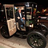 Eine echte Rarität besitzt US-Talkmaster Jay Leno, der den Baker Electric für sich entdeckte. Das über 100 Jahre alte Fahrzeug war damals schon seiner Zeit voraus. Im Gegensatz zu den damaligen Autos brauchte dieses Modell kein Benzin, kein Anlasser und war im wesentlichen wartungsfrei. Besonders die weiblichen Autofans waren von dem Modell angetan. Zu der Innenausstattung zählte ein Make-up Kit, das auf viel Begeisterung stieß. Leider scheiterte das elektronische Konzept und das Modell verschwand vom Markt. Bis heute fährt das gute Stück völlig leise – wie jedes moderne Elektrofahrzeug.